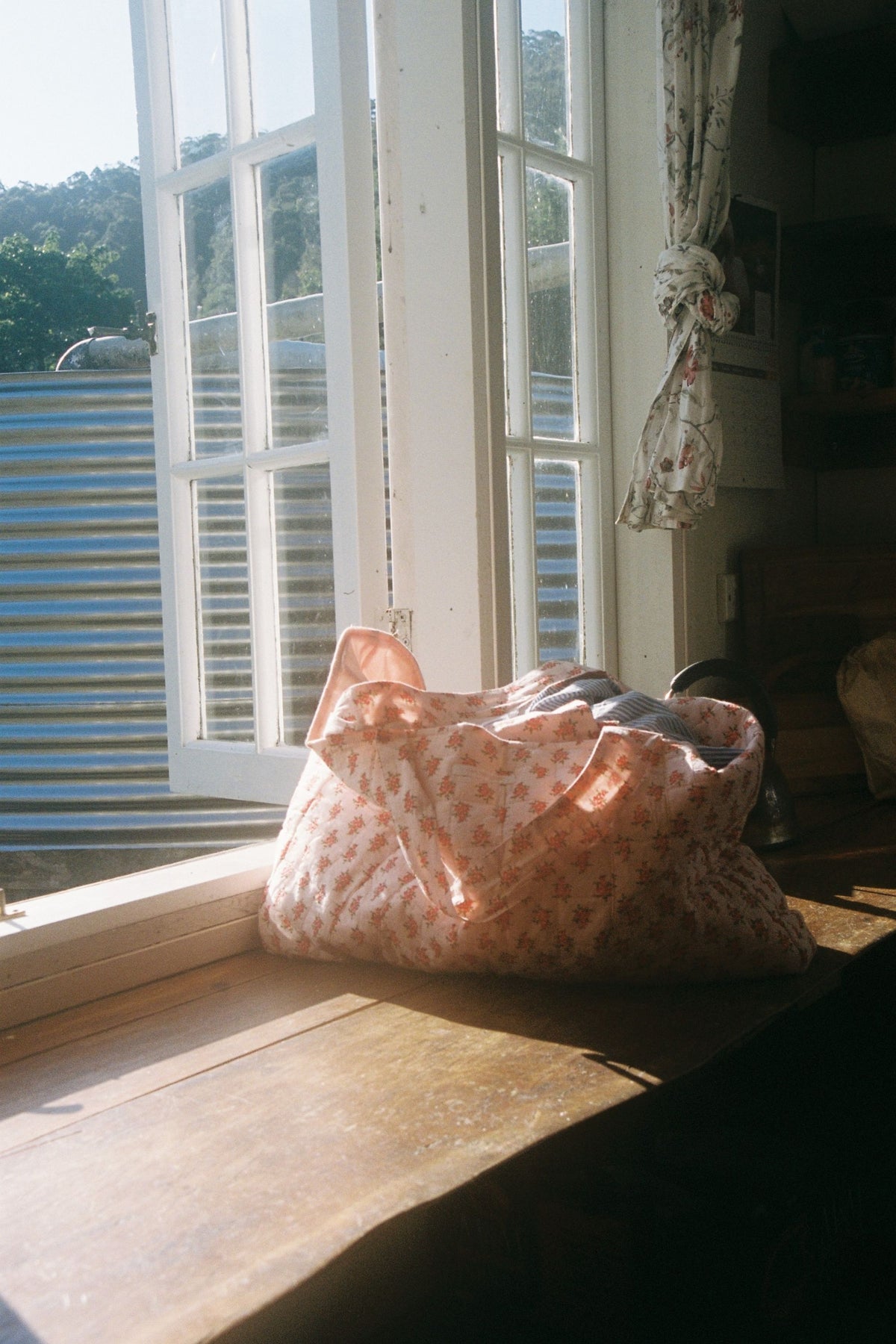 Oak Meadow Travel Bag in Strawberry Thistle
